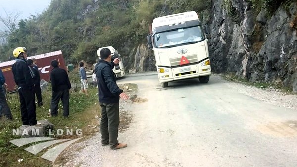 Xe tải vượt đèo tại Hà Giang